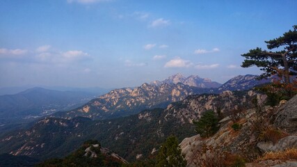 Obraz premium Bukhansan National Park. Bukhansan Bibong Peak - Hyangnobong Peak. autumn mountains. hiking Korean mountains. mountain landscapes in autumn. trekking. rise to the top of the mountain.