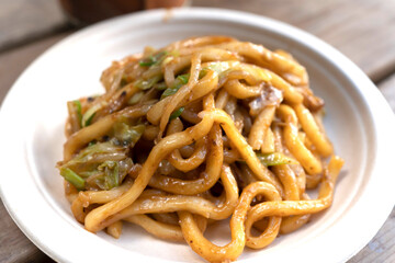 アウトドアで紙皿に取り分けた焼うどん