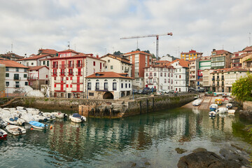 Obraz premium View of the marina of Mundaka, Biosphere Reserve Urdaibai