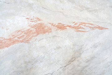 Gemaltes Marmor Muster auf einer Wand in Nahaufnahme in weiß rosa grau
