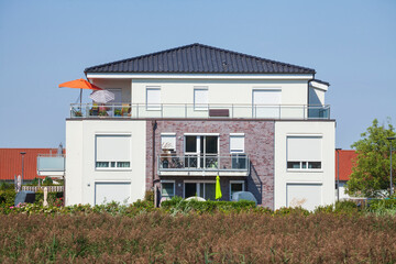 Fototapeta na wymiar Modernes Wohngebäude, Buxtehude, Niedersachsen, Deutschland