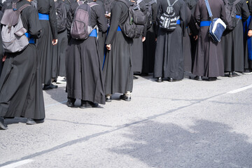 Los seminaristas en la calle est&aacute;n esperando el desfile en homenaje a la virgen de Zapopan en Jalisco.