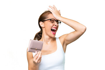 Naklejka premium Young caucasian woman holding a wallet over isolated background has realized something and intending the solution