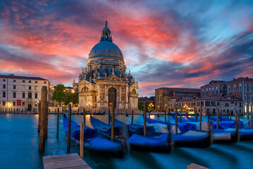 Canal Grande mit Venedig Gondel und Basilica di Santa Maria della Salute in Venedig, Italien