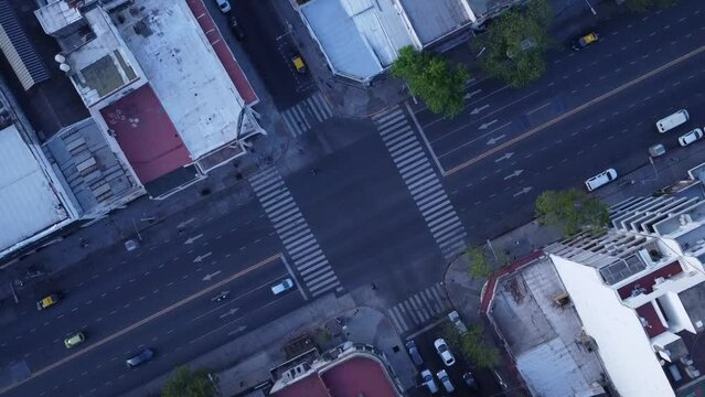 Intersecci&oacute;n avenidas ciudad trafico Buenos Aires Argentina plano cenital