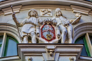 Fototapeta na wymiar freiberg, deutschland - stadtwappen mit statuen von bergmännern