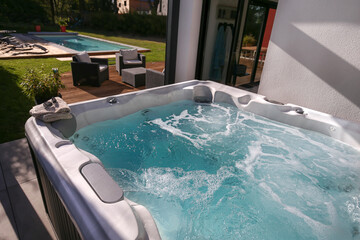 spa sur terrasse en extérieur avec piscine  à coté de la maison - 540728500
