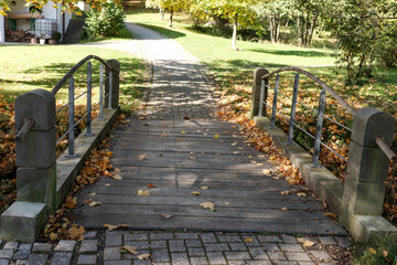 Obraz premium Wooden bridge in the autumn park