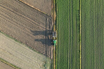 Traktor w polu © Pawel Szypula