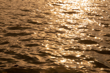 日の出に照らされた北海道の湖
