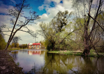 Stary młyn włodny wiosną. © Adam Sadlak