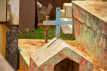 Fototapeta na wymiar Detalhes de um cemitério com vários túmulos e cruzes.