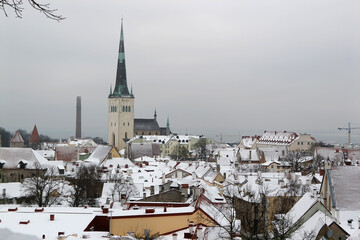 Obraz premium Panoramic view of snowy Tallinn Old Town