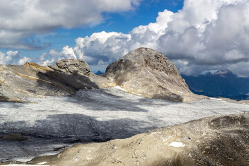 Alpenpanorama im Sommer mit Gletscher