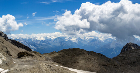 Alpenpanorama im Sommer mit Gletscher