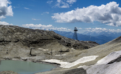 Alpenpanorama im Sommer mit Gletscher
