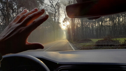 Guidare la propria automobile in una giornata d'autunno