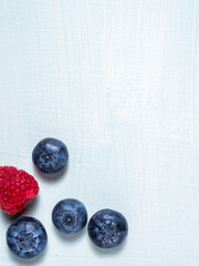 Frutti di bosco freschi sul tavolo