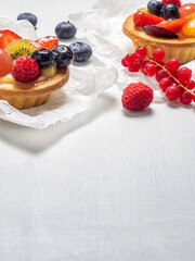 Coloratissimo tortino di frutta e pasta frolla su sfondo bianco e spazio vuoto