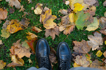 Schuhe zwischen bunten Herbstblättern