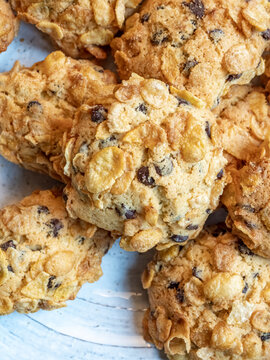 Croccanti biscotti ricoperti di corn flakes