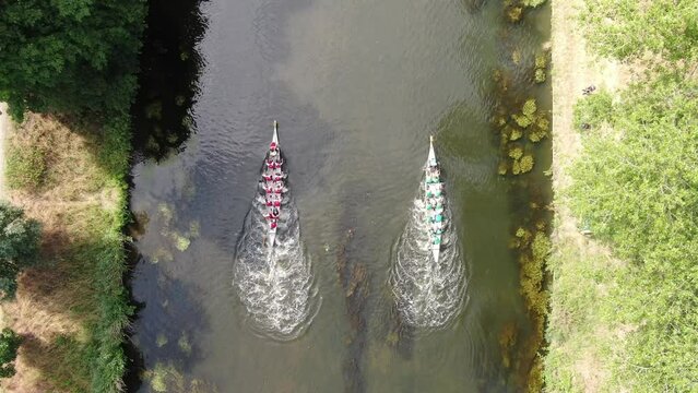 Drachenboot Mannschaft f&auml;hrt Rennen auf einem Fluss (Werre in Herford) Teamsport Kanu Rennsport Wassersport Luftaufnahme