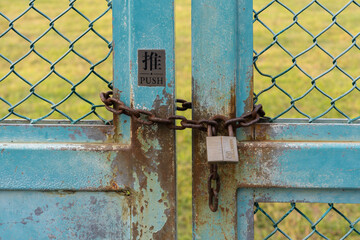 Lock with chain for a pair of doors