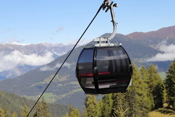 Fotobehang een gondel van de bergbaan in Tirol © maho