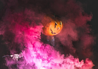 Calabaza Halloween con bomba de humo de color fucsia. 
