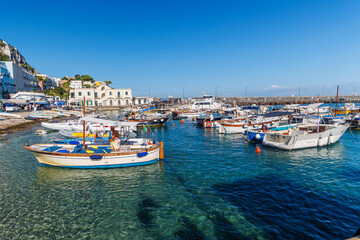 Fototapeta na wymiar boats in the harbor of Capri island