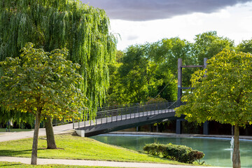 Overview of a park with a bridge in the background
