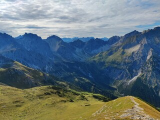 Bergpanorama in den Alpen