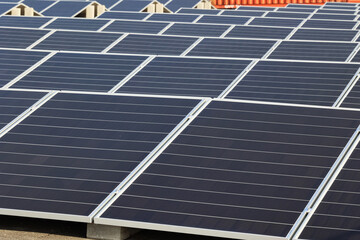 Farma ekologicznych paneli słonecznych na dachu bloku mieszkalnego. 