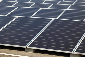 Farma ekologicznych paneli słonecznych na dachu bloku mieszkalnego.  - obrazy, fototapety, plakaty