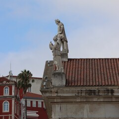 Obraz premium statues on the roof in Lisbon 