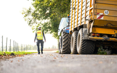 Polizei kontrolliert landwirtschaftliche Fahrzeuge - Traktor