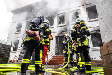 Feuerwehr löscht brennendes Haus