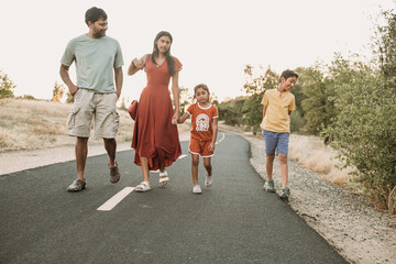 Obraz premium Father walking with his kids outdoors 