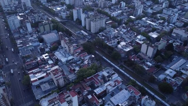 Tren con vista a&eacute;rea en la Ciudad de Buenos Aires