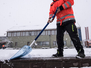 snow removal with snow shovel