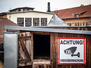Obraz premium Videoüberwachung einer stillgelegten Fabrik