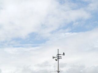 曇り空と防災無線のスピーカー