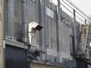工場の壁面の排気口