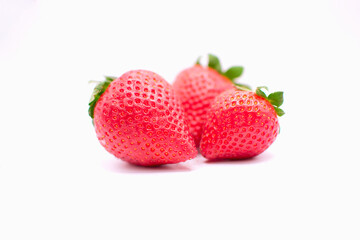 Fotografia de tres fresas rojas en un fondo color blanco aislado 
