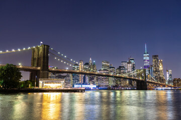 Naklejka na ściany i meble Brooklyn Bridge and Manhattan at night