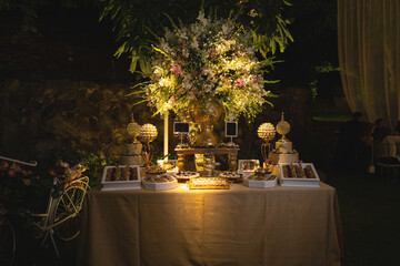 Detalles y decoración para bodas. Anillos y tarjetas, copas para brindar, meza de bocaditos, muñequitos de los novios.