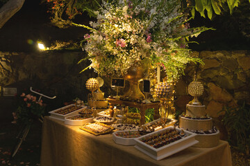 Detalles y decoración para bodas. Anillos y tarjetas, copas para brindar, meza de bocaditos,...
