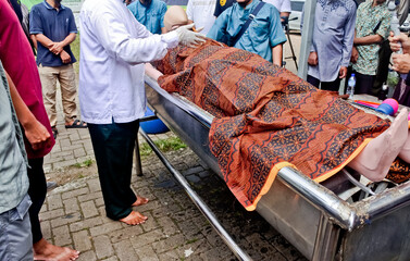 training on how to wash the corpse the Islamic way