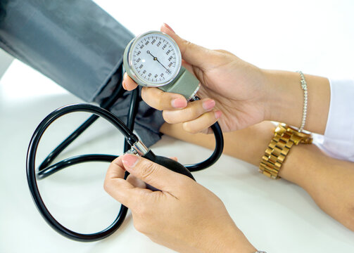A doctor is using a patient's body pressure gauge. before treating the next step About screening for diabetes, high blood pressure, heart disease and other diseases