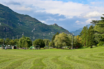Parkanlage Talferwiesen Prati del Talvera mit Grünflächen und Blicka auf Schloss Ried, Bozen, Südtirol, Italien